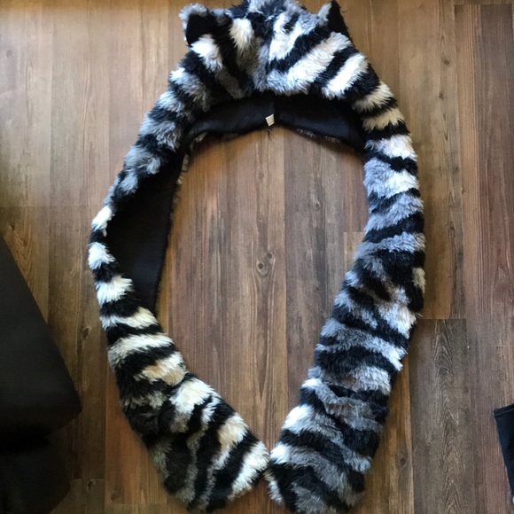 Fuzzy hat with hand warmers - Picture 1 of 4